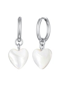 Boucles d'oreilles en forme de cœur, en nacre irisée, suspendues à des anneaux en ton argent avec des connecteurs circulaires.