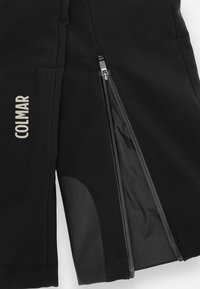 Tessuto nero con logo Colmar verticale, dotato di una zip aperta che rivela la fodera interna e una patch nera testurizzata vicino all'orlo inferiore.