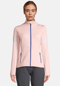 Giacca rosa chiaro con colletto alto, zip blu e dettagli neri. Presenta maniche lunghe e pannelli delle spalle bianchi a contrasto.