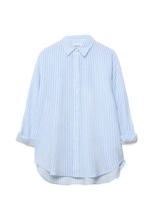 Modrá s bielymi zvislými pruhmi dlhá košeľa na gombíky s golierom a vyhrnutými manžetami, mierne voľný strih.