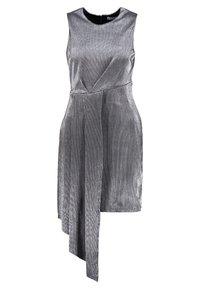 Robe sans manches argentée en tissu texturé, arborant un design enroulé diagonal et un ourlet asymétrique. Silhouette légèrement drapée.
