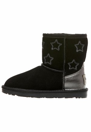 Bottine d'hiver noire avec patch talon argenté et motifs d'étoiles cousus sur le dessus, semelle plate et bout arrondi.