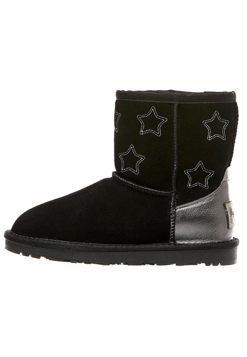 Bottine d'hiver noire avec patch talon argenté et motifs d'étoiles cousus sur le dessus, semelle plate et bout arrondi.