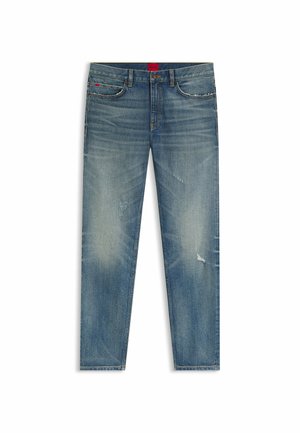 Blauwe denim jeans met een vervaagde afwerking, rechte pijpen, subtiele wassing en versleten plekken nabij beide knieën. Rode merklogo op de tailleband.