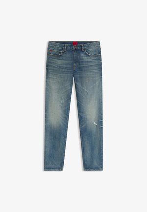 Blauwe denim jeans met een vervaagde afwerking, rechte pijpen, subtiele wassing en versleten plekken nabij beide knieën. Rode merklogo op de tailleband.