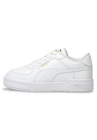 Sneakers bianchi bassi in pelle con finitura testurizzata, dotati di punta perforata, dettagli dorati e suola in gomma.