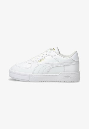Sneakers bianchi bassi in pelle con finitura testurizzata, dotati di punta perforata, dettagli dorati e suola in gomma.