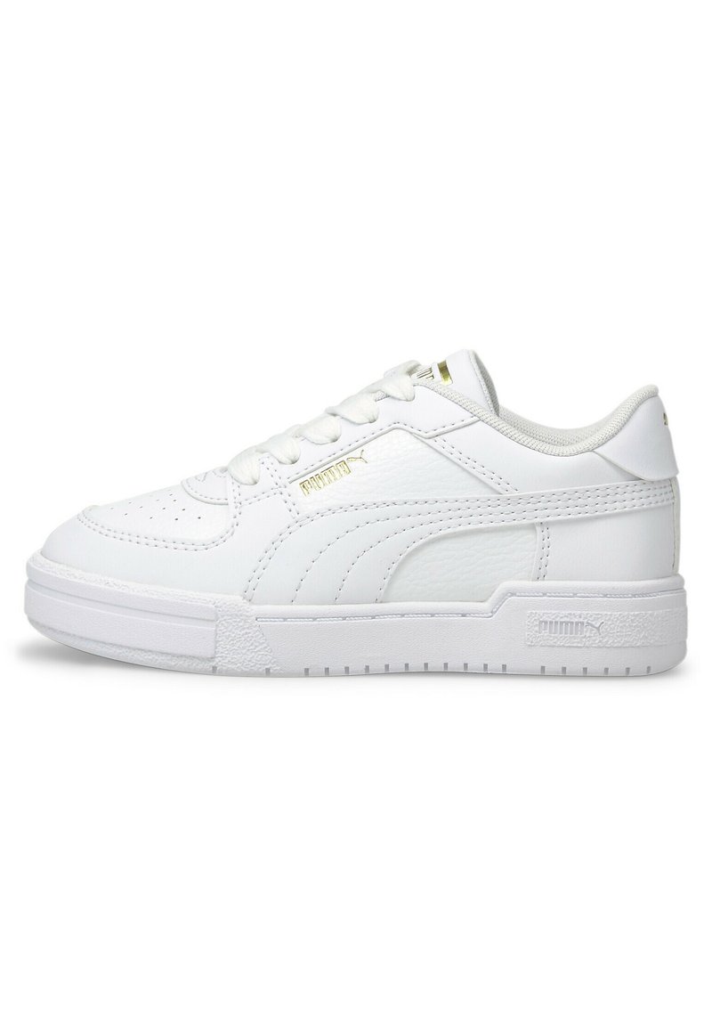 Sneakers bianchi bassi in pelle con finitura testurizzata, dotati di punta perforata, dettagli dorati e suola in gomma.