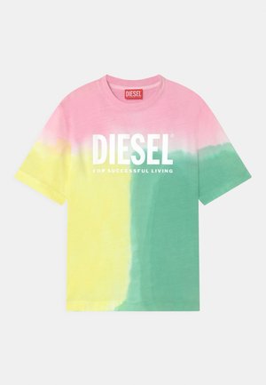 Camiseta de manga corta con un diseño degradado en rosa, amarillo y verde. Logo "DIESEL" en blanco impreso con el texto "PARA UNA VIDA EXITOSA".