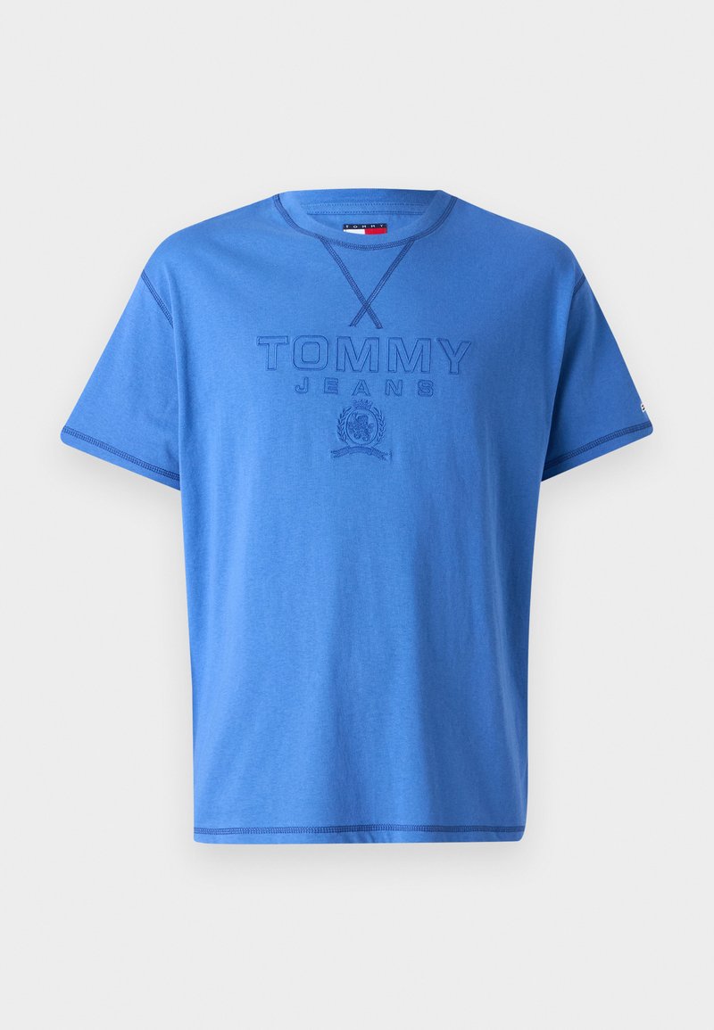 Modrá bavlněná tričko s krátkým rukávem. Obsahuje text a logo "TOMMY JEANS" tištěné tmavší modrou barvou. Kulatý výstřih s kontrastním prošíváním.