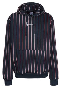 Laivaston sininen huppari, jossa on punavalkoiset pystysuorat raidat, etutasku ja kirjailtu logo. Pehmeä, teksturoitu kangas ja resorit hihansuissa.