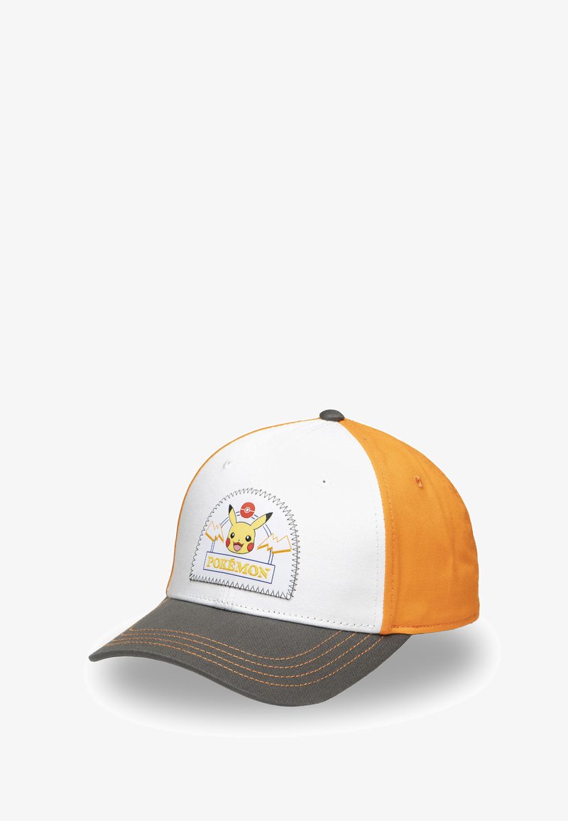 Casquette avec un devant blanc, des panneaux latéraux orange et une visière grise. Le design comprend un graphique de Pikachu et le texte "POKÉMON." Coutures noires en accent.