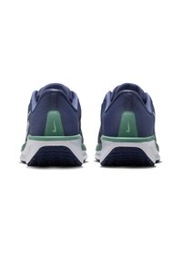 Scarpe da corsa blu navy con tomaia in mesh, suola intermedia bianca e dettagli verdi. Presentano un tallone arrotondato e una suola testurizzata per una migliore trazione.