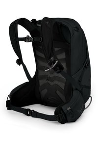 Svart ryggsäck med vadderade meshremmar, justerbara spännen och en dragkedjeficka på sidan med en designlogotyp. Texturerad, ergonomisk form.