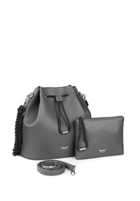 Šedá veganská kožená kabela ve tvaru kbelíku s pleteným uchopem, stahovací šňůrkou a odnímatelným popruhem na rameno. Obsahuje odpovídající zipovou taštičku.