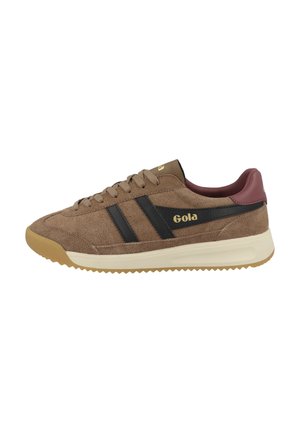 Sneaker in camoscio marrone con strisce laterali nere, linguetta sul tallone color amaranto, suola beige e logo "Gola" in oro sul lato.