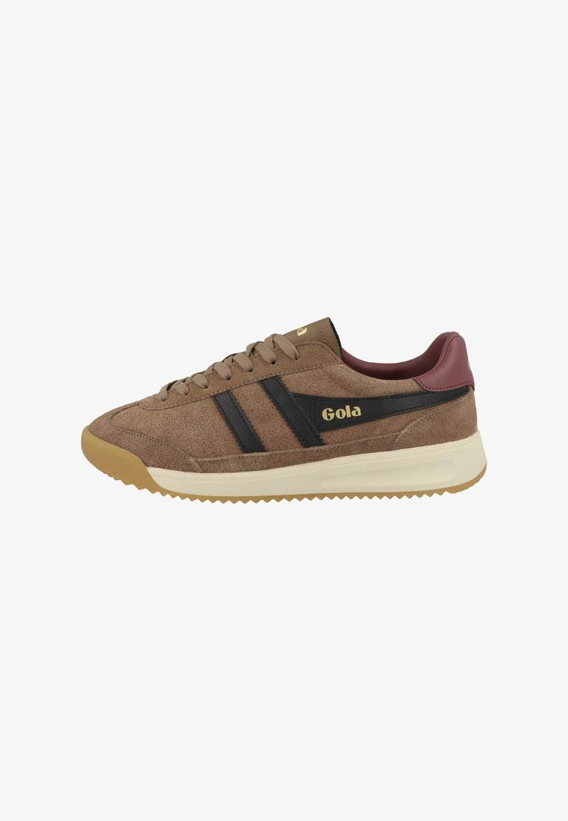 Zapatilla deportiva de ante marrón con franjas laterales negras, lengüeta del talón burdeos, suela beige y logo "Gola" en dorado en el lateral.