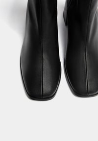 PULL&BEAR Botines de tacón - black