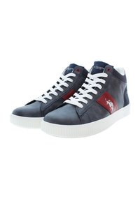 Vysoké tenisky vyrobené z tmavě modrého syntetického materiálu s červeným akcentem a bílými tkaničkami; gumová podrážka s texturovaným vzorkem.