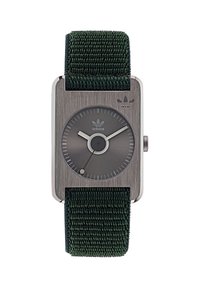 Montre carrée avec un boîtier métallique gris foncé, un cadran gris et un bracelet en tissu tissé vert. Présente des marqueurs d'heure minimalistes et un logo Adidas.