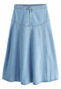 Jupe en denim bleu clair avec une silhouette évasée. Elle dispose d'une fermeture éclair, d'un détail de bouton et d'un surpiquage contrastant le long des coutures.