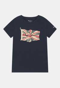 Tmavě modré bavlněné tričko s opotřebovanou potiskem vlajky Union Jack a nápisem "Pepe Jeans London" černým písmem přes hrudník. Krátké rukávy.