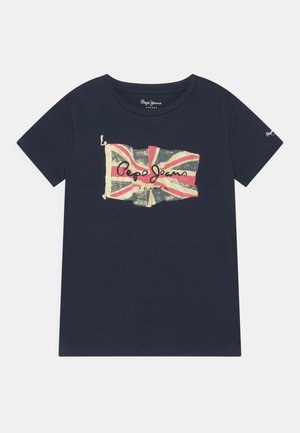Camiseta de algodón azul marino con una estampación desgastada de la Union Jack y "Pepe Jeans London" en letra negra estilo script en el pecho. Mangas cortas.