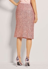 Roze gouden pailletten midi-rok met een aansluitende silhouet, met een franjes zoom. Draag het met metallica strappy hoge hakken. Achteraanzicht weergegeven.