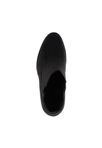 Zapato negro tipo mocasín con un exterior de tela suave, punta redondeada y acentos elásticos en los laterales para un fácil calce. El interior es suave y acolchado.