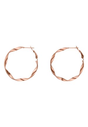 Set van roségouden gedraaide oorringen met veilige sluitingen aan de achterkant, afgebeeld op een witte achtergrond.