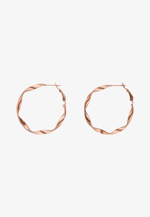 Paire de boucles d'oreilles créoles torsadées en or rose avec fermoirs à clapet sécurisés sur fond blanc.
