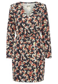 Robe portefeuille en tissu bleu marine foncé avec un motif abstrait coloré comprenant du rouge, du blanc et du vert. Manches longues et taille ajustée.