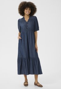 Denimmaxiklänning med korta puffärmar, knapplist och flätad volangsöm. Har sidfickor och en bekväm passform. Bruna djurmönstrade ballerinas.