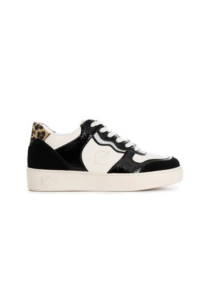 Sneaker in bianco e nero realizzato in pelle verniciata e materiale scamosciato. Presenta un accento in stampa leopardata sul tallone e una robusta suola in gomma.