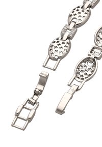 Zilveren metalen armband met ovale schakels gekenmerkt door sterrenuitsparingen en heldere steenhangers, beveiligd met een sluitmechanisme.