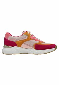 Sneaker multi-material roz și portocalie cu texturi de plasă și suede, talpă albă și șireturi roz, având un accent auriu pe tocul pantofului.