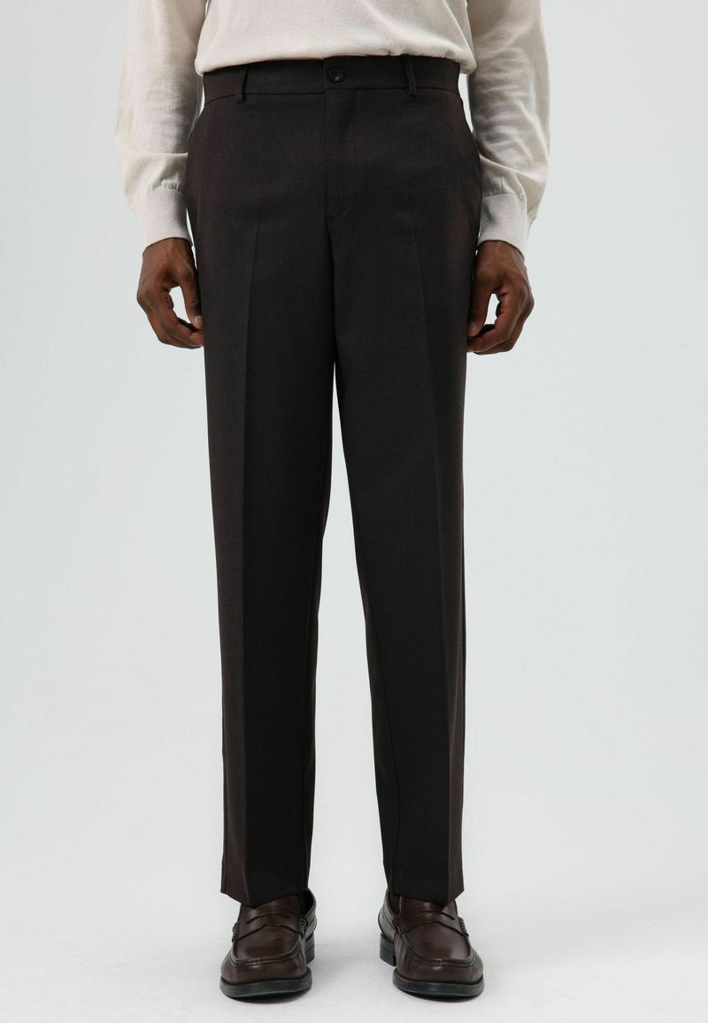 Donkerbruine op maat gemaakte broek met een rechte pijp, gemaakt van gladde stof, voorzien van een enkele knoopsluiting en riemlussen.