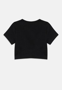 Crna kratka majica napravljena od pamuka. Ima okrugli izrez i kratke rukave. Glatka tekstura s minimalnim detaljima šavova.