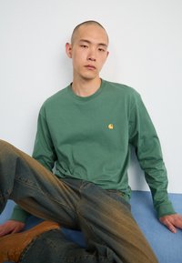 Carhartt WIP CHASE - Hosszú ujjú felső - duck green/gold