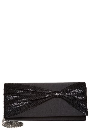 Schwarze Clutch mit einer großen Pailletten-Schleife auf der Vorderseite und einem teilweise sichtbaren silbernen Kettenriemen an der Seite.