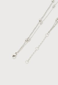 Ασημένιο κολιέ αλυσίδα με στρογγυλές χάντρες και κούμπωμα καβουράκι σε λευκό φόντο, που δείχνει το κούμπωμα και τους συνδέσμους επέκτασης.