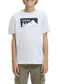 T-shirt en coton gris clair avec un graphique montagne noir et blanc audacieux, des arbres et du texte, à manches courtes et col rond.