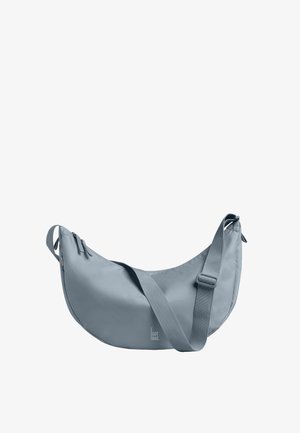 Jasnoniebieska torebka na ramię w kształcie księżyca z regulowanym paskiem i zamkiem błyskawicznym, małe logo „GOT BAG” na środku przedniej strony.