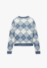Sweter dzianinowy w kratkę w kolorze niebieskim i białym, z okrągłym dekoltem oraz ściągaczami przy mankietach i u dolnej krawędzi. Wykonany z teksturowanej tkaniny.