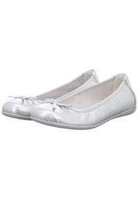 Ballet flat in argento metallico con punta rotonda, delicato dettaglio a fiocco e suola testurizzata, caratterizzati da un materiale superiore liscio e lucido.