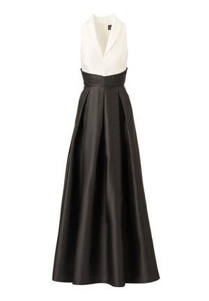 Černobílé večerní šaty bez rukávů s hlubokým výstřihem do V, zvýrazněným pasem a dlouhou splývavou sukní.