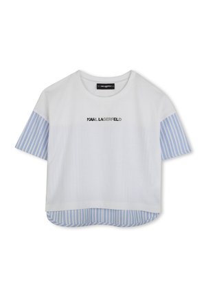 Witte cropped t-shirt met korte mouwen, gemaakt van stof met lichtblauwe strepen op de mouwen en zoom, met de tekst "KARL LAGERFELD" in zwart.