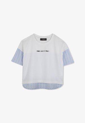 T-shirt courte à manches courtes blanche avec des manches et un ourlet en tissu rayé bleu clair, arborant le texte "KARL LAGERFELD" en noir.