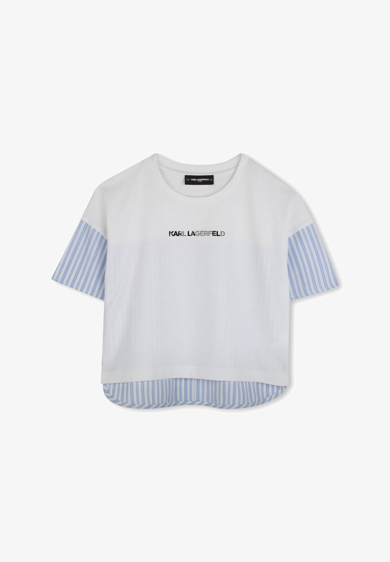 T-shirt courte à manches courtes blanche avec des manches et un ourlet en tissu rayé bleu clair, arborant le texte "KARL LAGERFELD" en noir.