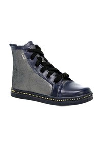 Baskets montantes en cuir bleu marine avec des panneaux en daim gris, lacets noirs et accents dorés cloutés sur la semelle. Surface texturée.